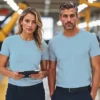 Casal com camisetas azuis em estúdio